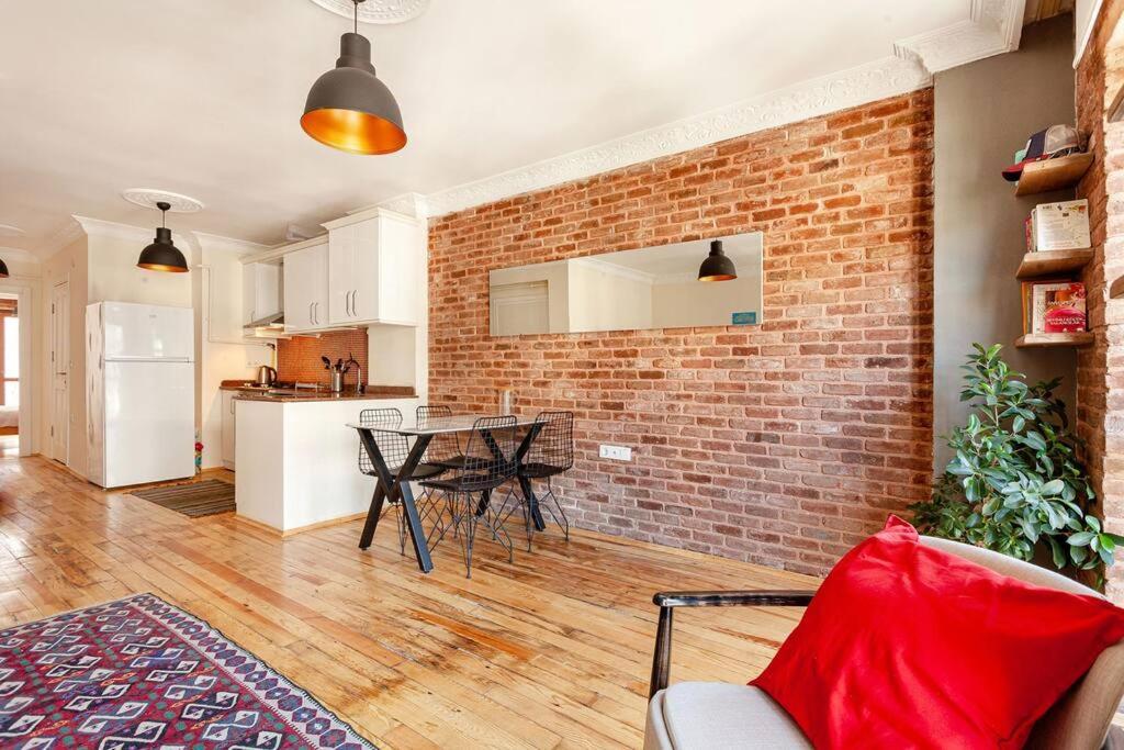 Location With 2 Bedrooms Apartment