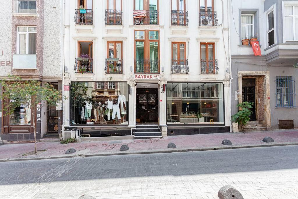 Location With 2 Bedrooms Apartment *