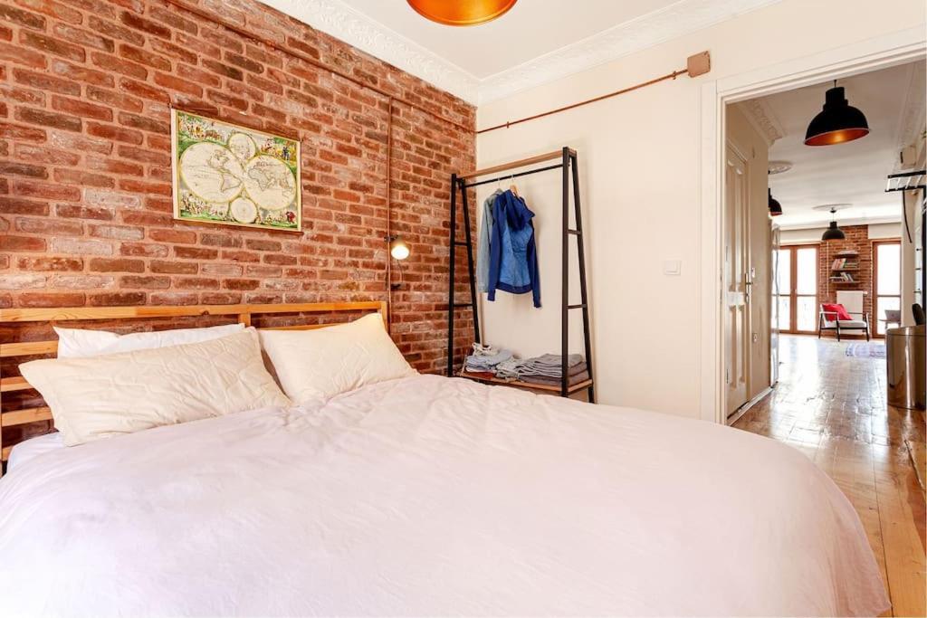 Location With 2 Bedrooms Apartment Istanbul