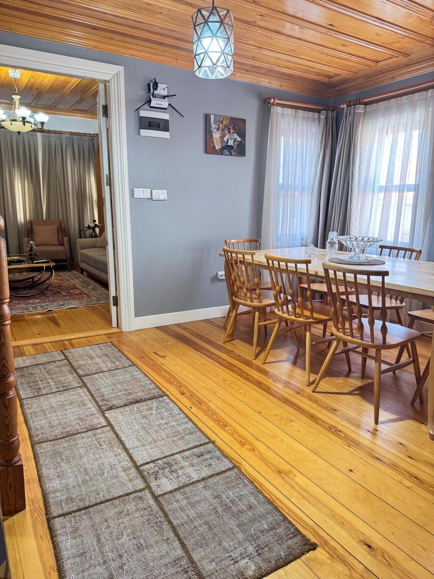 Nostalgic & Comfortable Historical Home! *