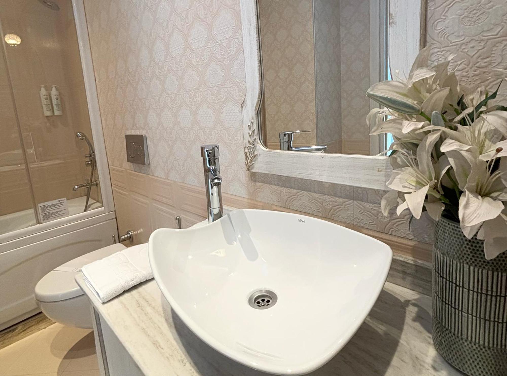 Elegance Hotel 4*