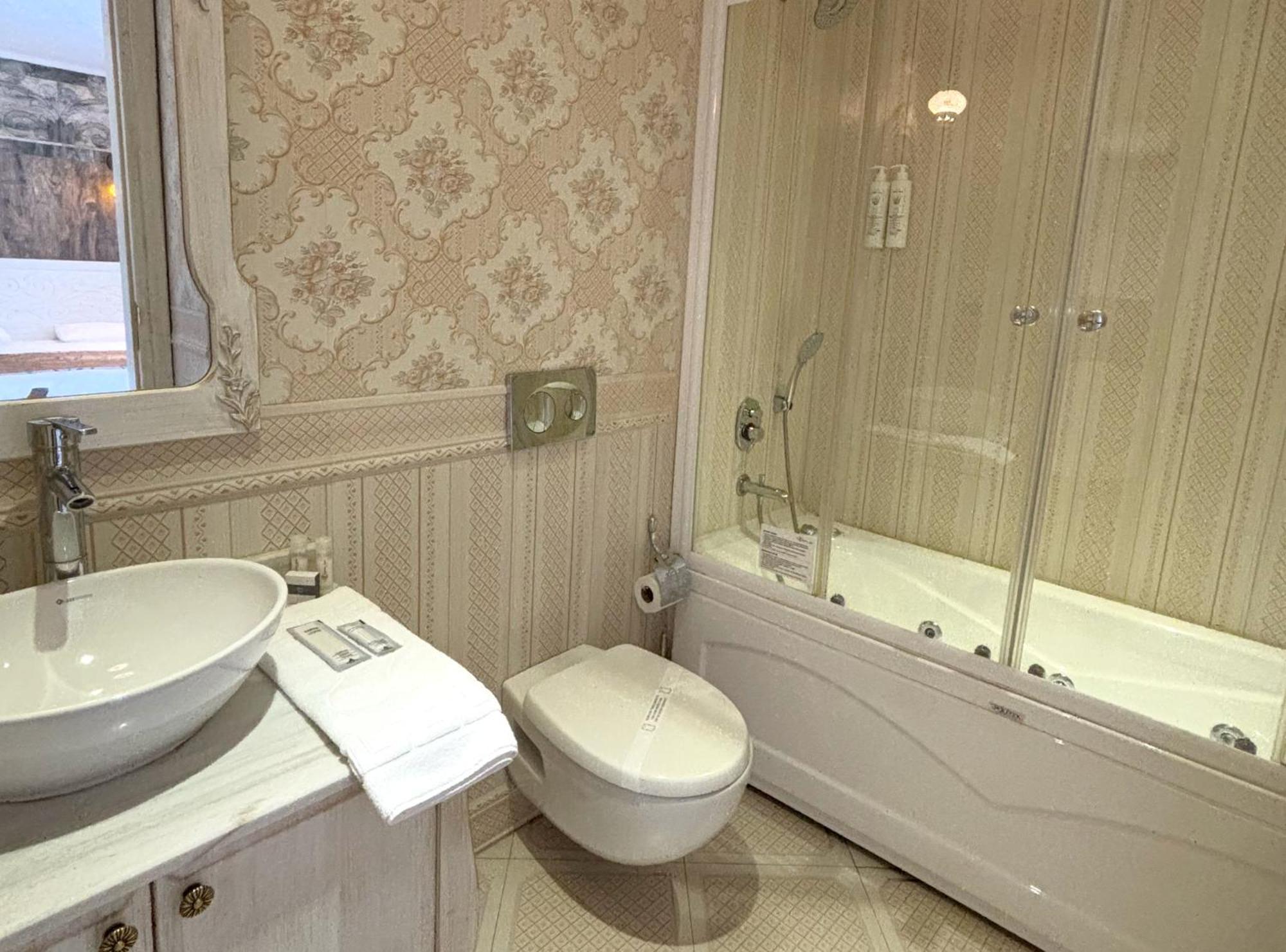 Elegance Hotel 4*