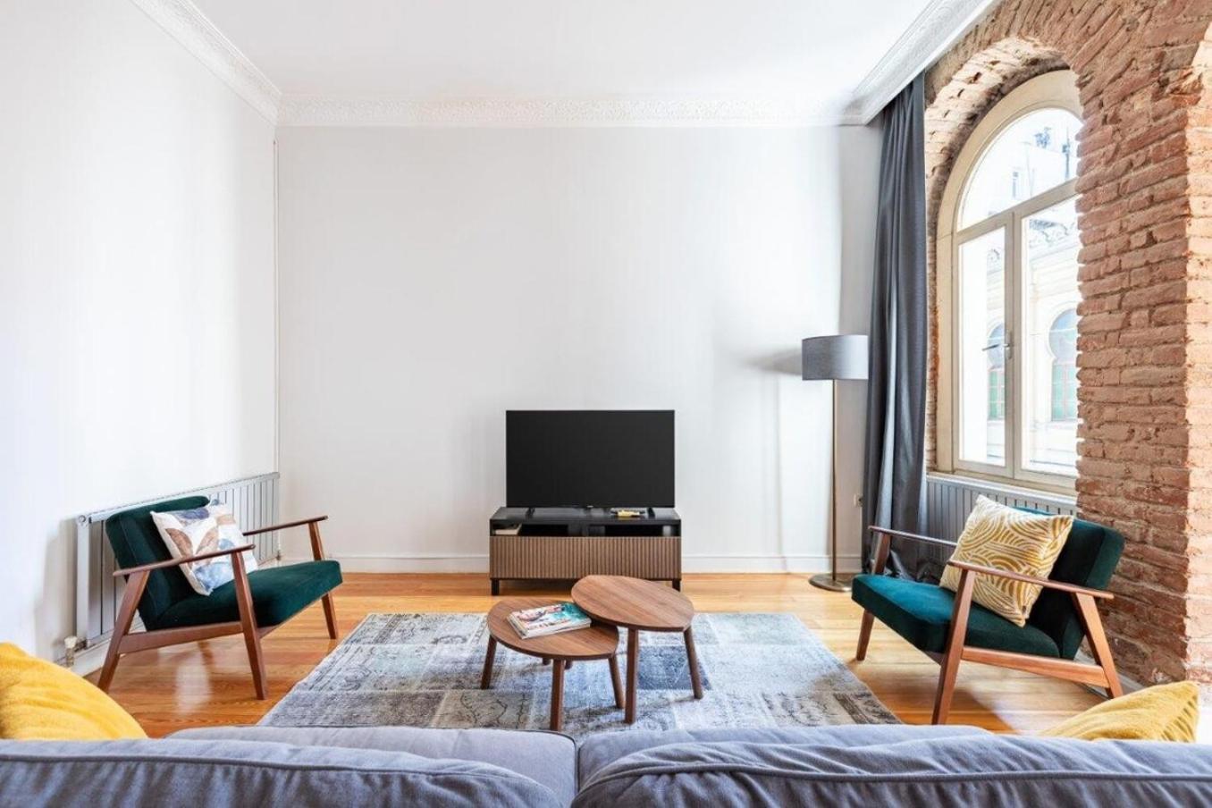 Apartment Warm Rustic Charming 2bd Galata Wpatio Gem! #320 Istanbul