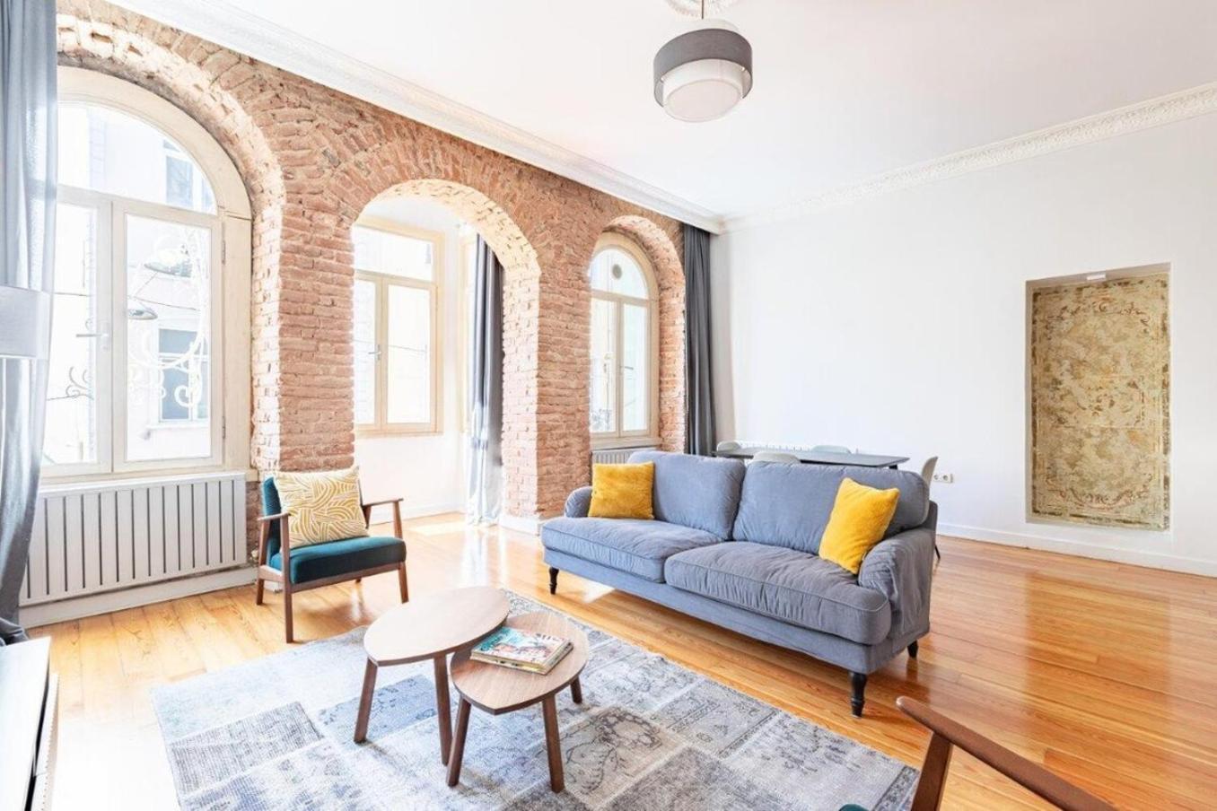 Warm Rustic Charming 2bd Galata Wpatio Gem! #320 Apartment *