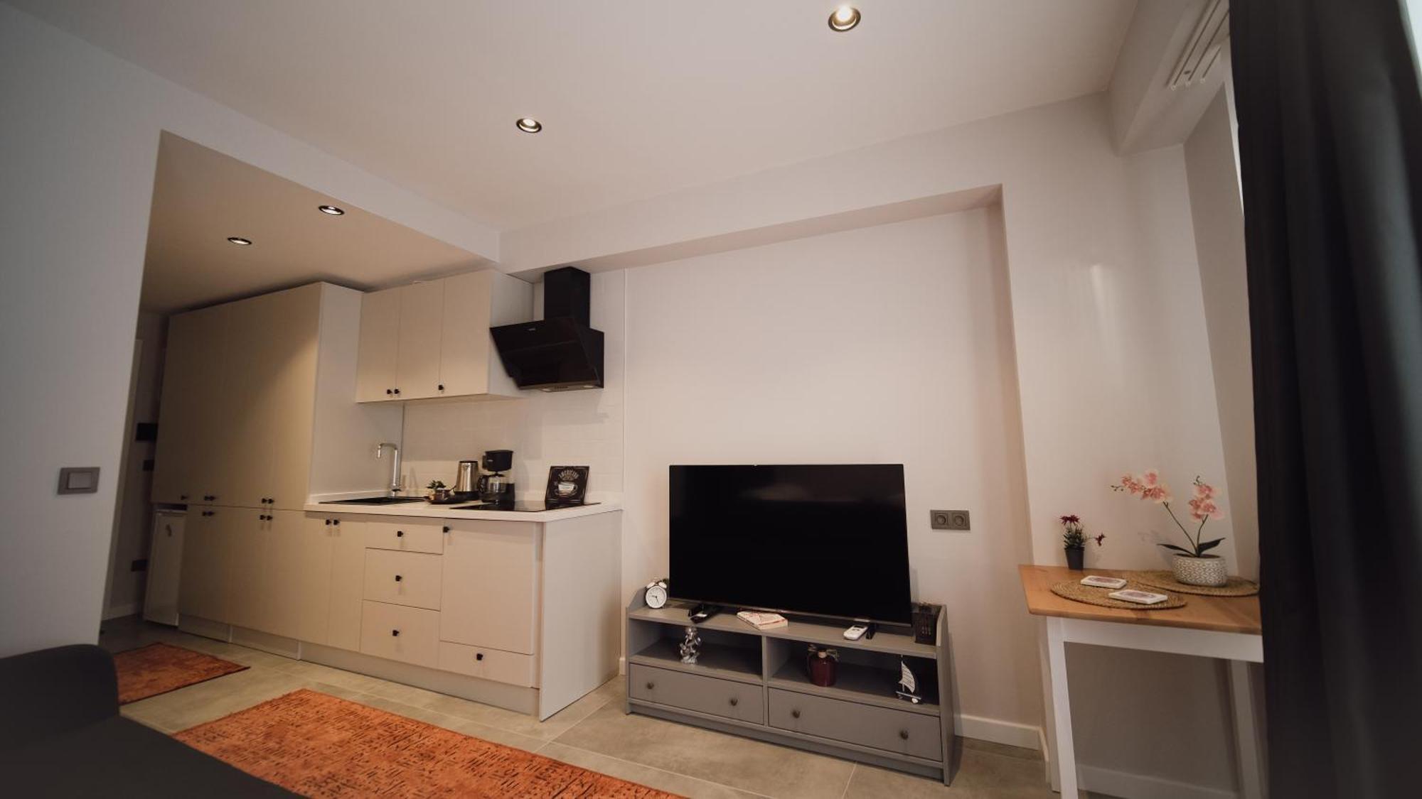 Apartment Kadikoey Warm House