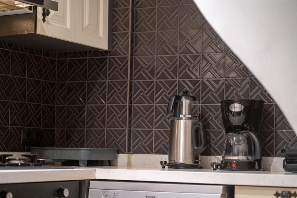 Spacious And Stylish 3br W Private Garden Apartment