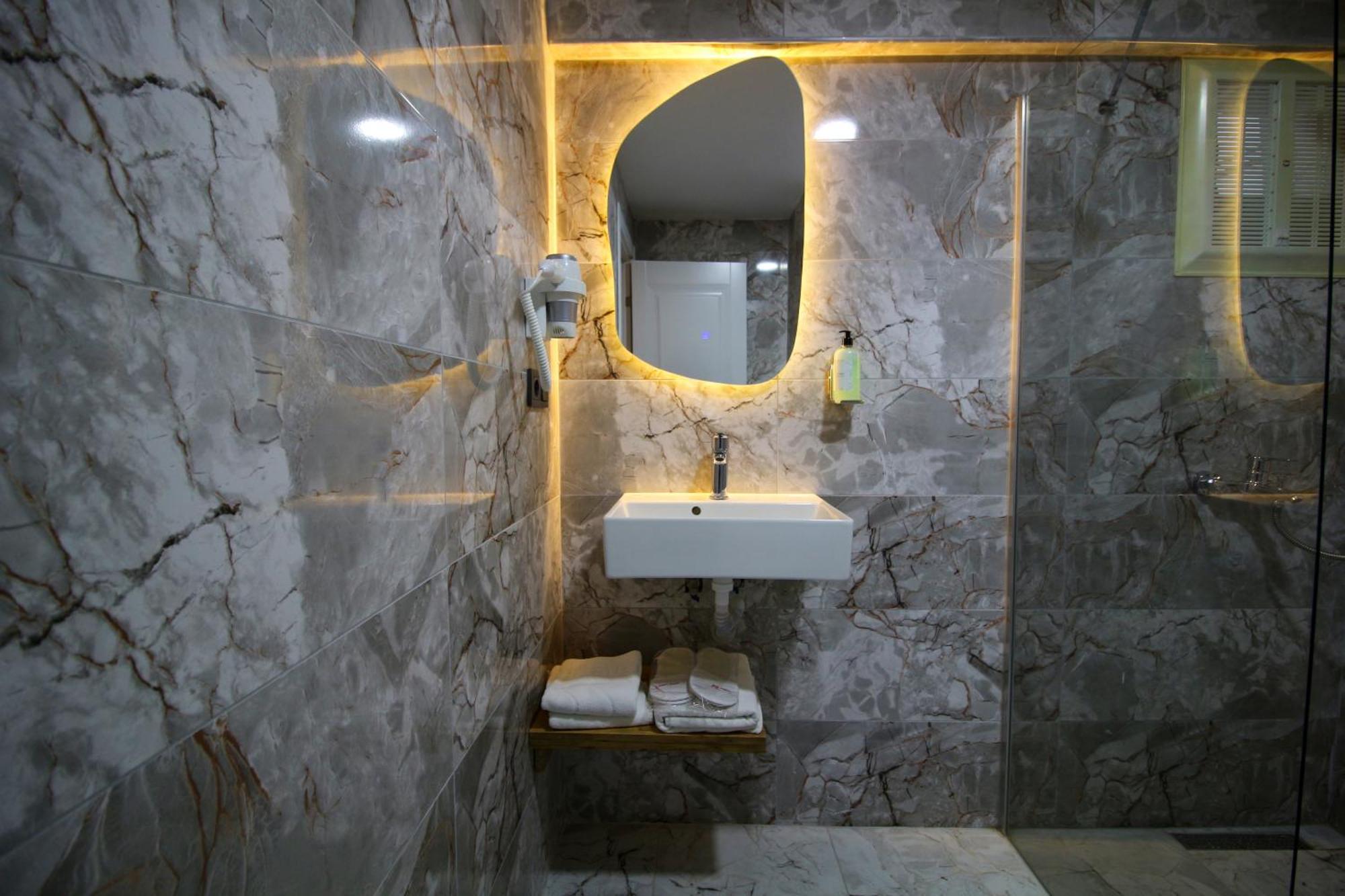 Kaya Hotel Saw *