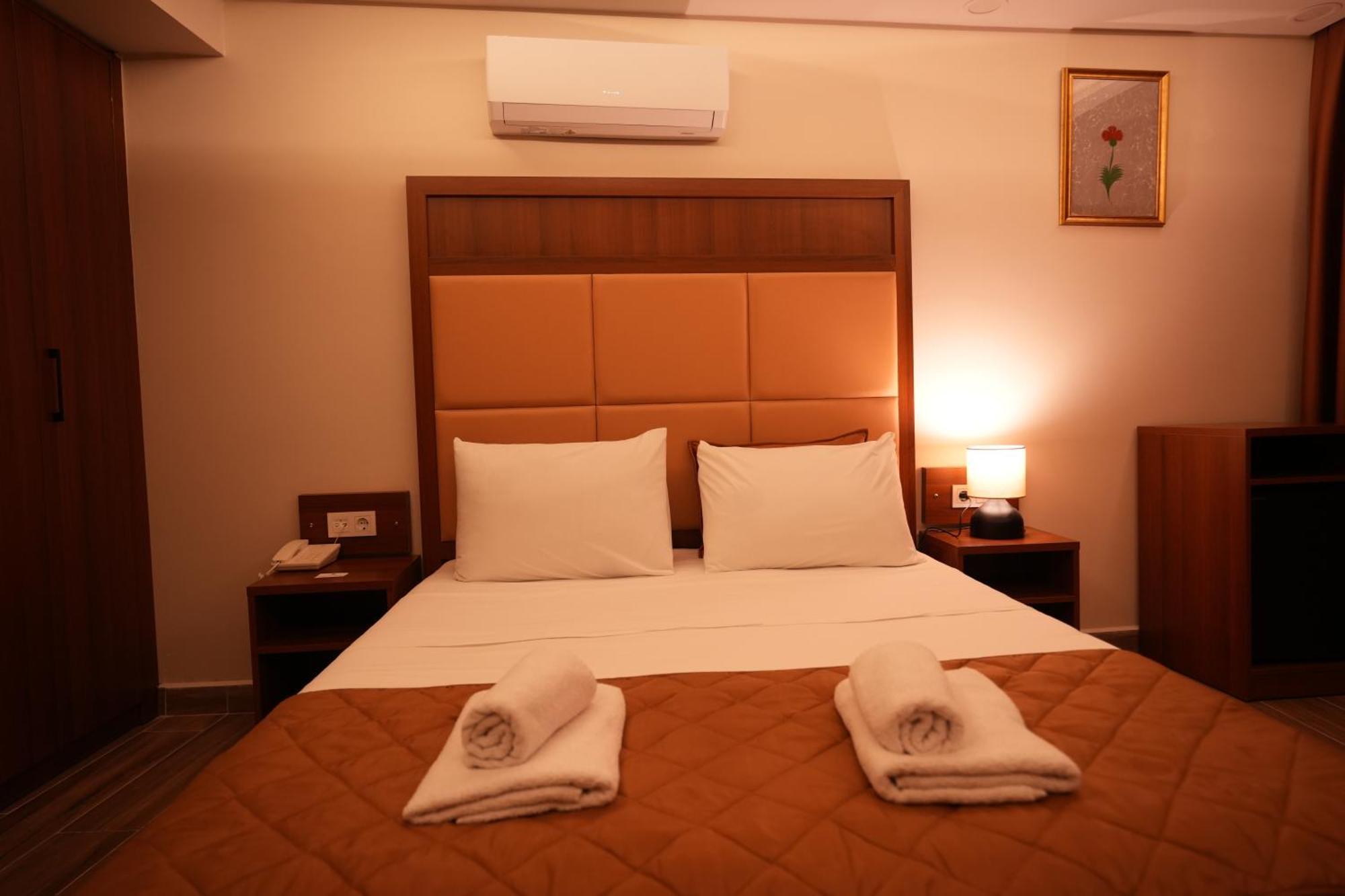 Hotel Keeper