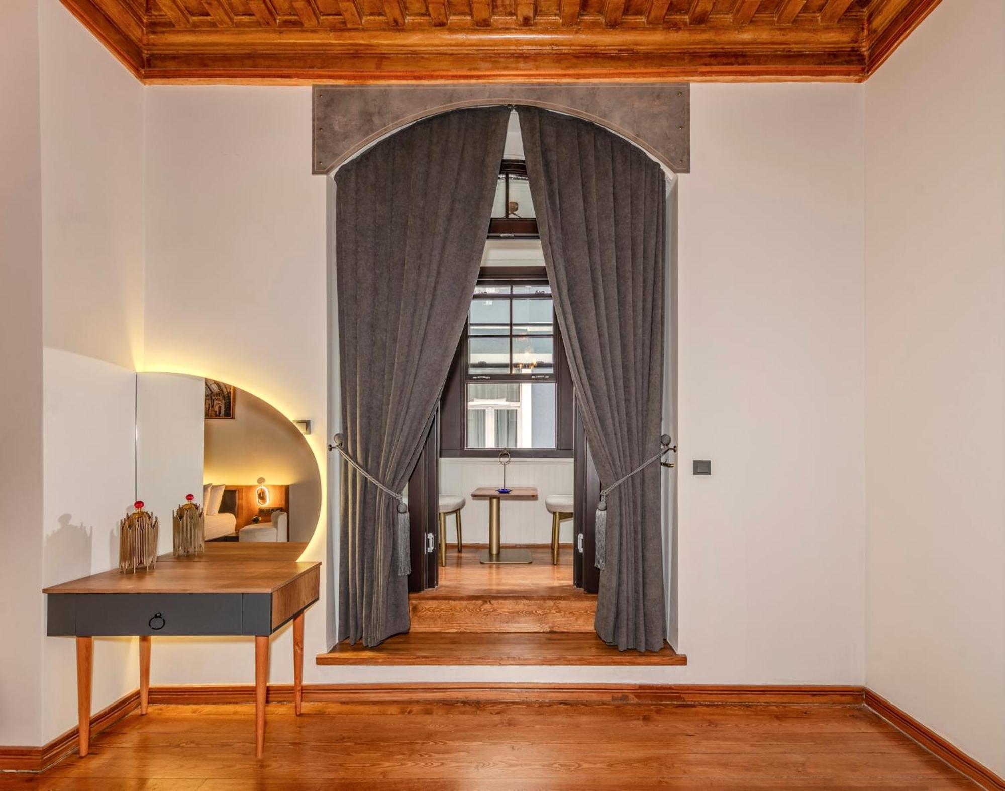 Elmira Pera & - Special Class Hotel