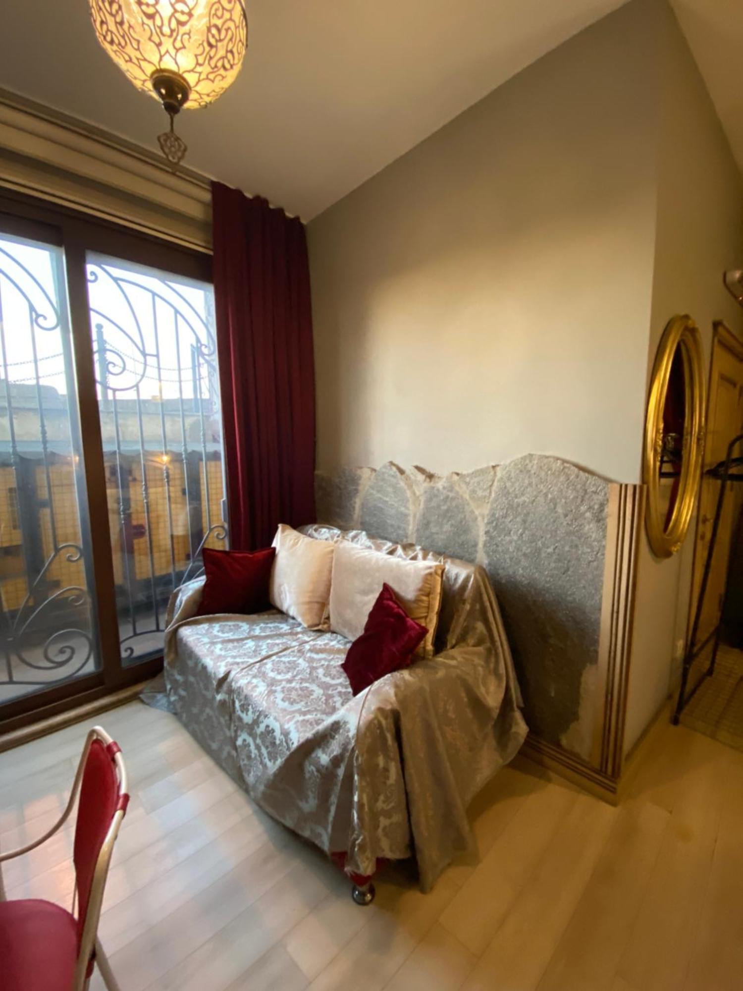 Galatolia Capsule hotel *