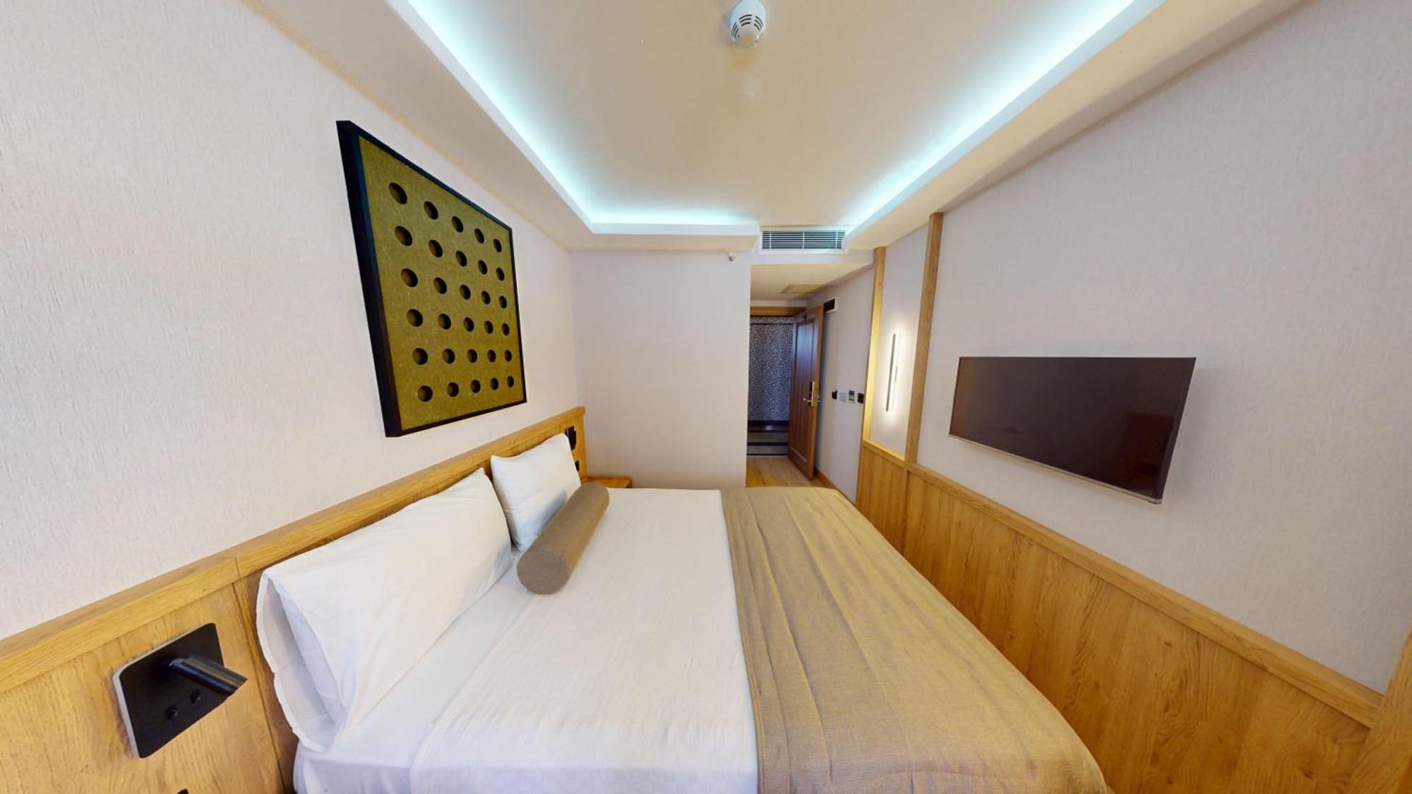 Hotel River 2*