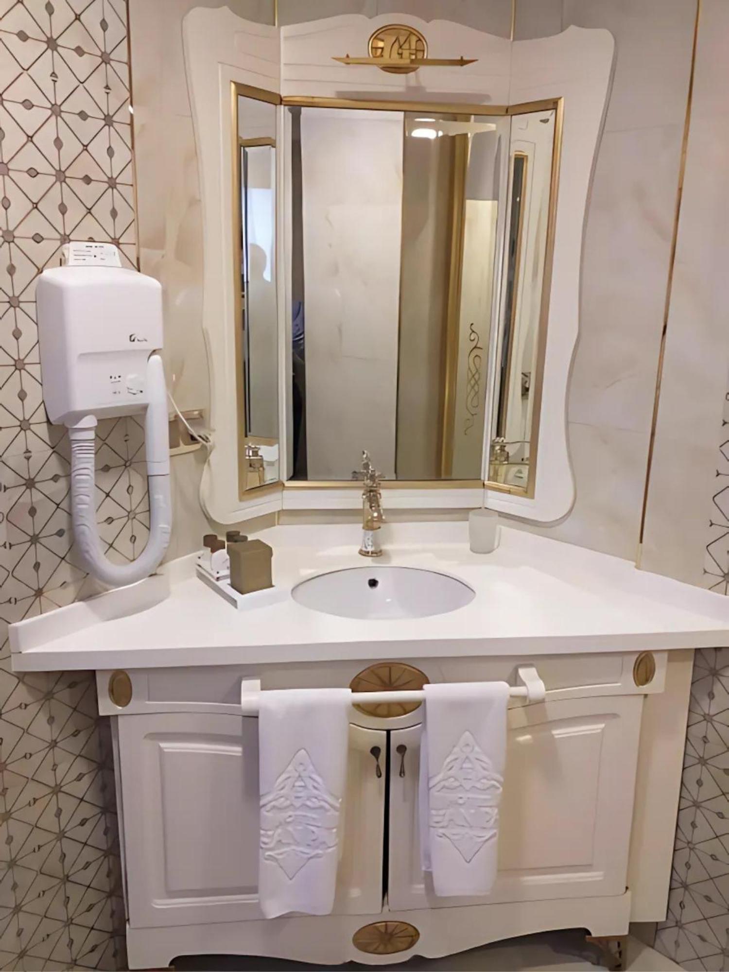 Hotel Emirhan Palace