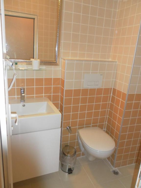 La White Hotel 2*
