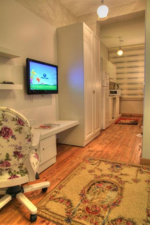 Omer Hayyam Suites Aparthotel 3*