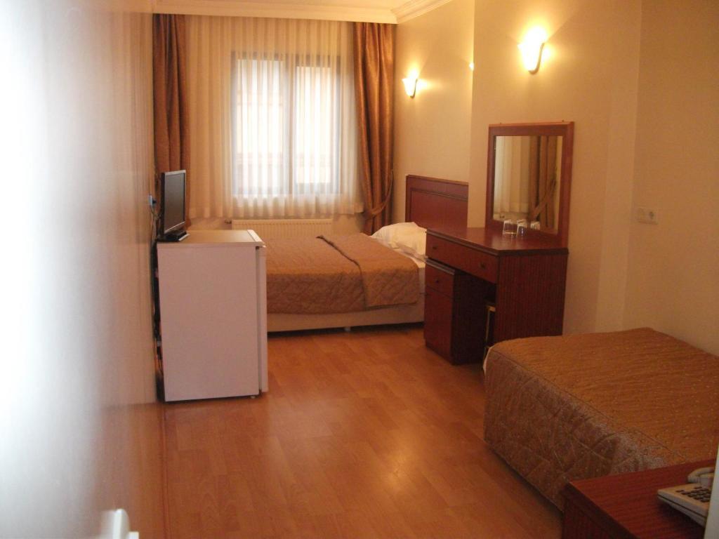 Hotel Emos 3*