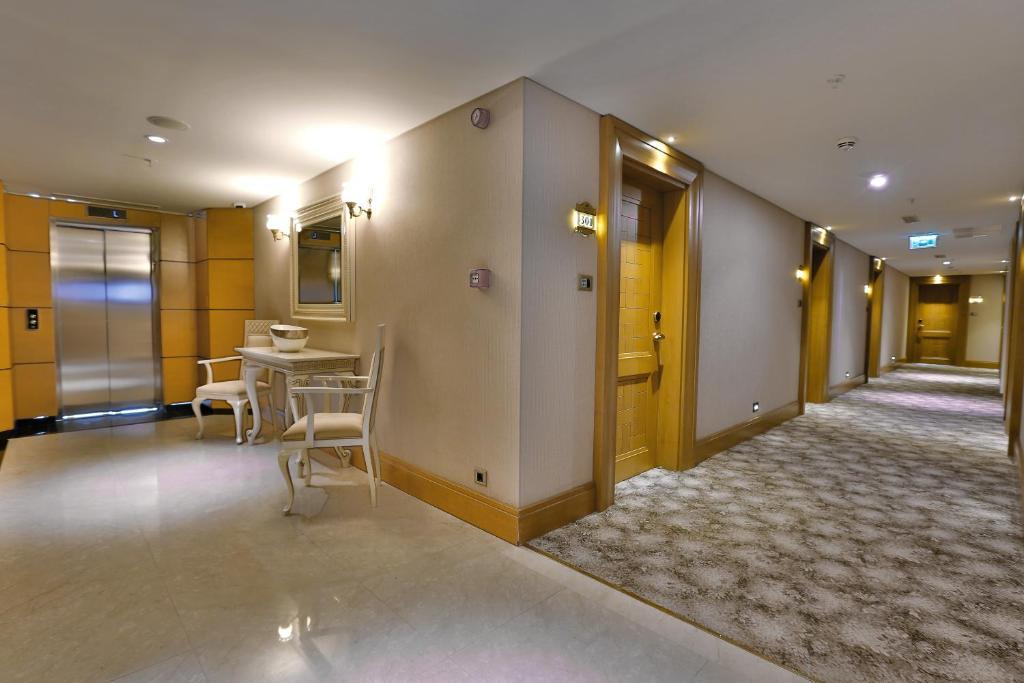 Hotel Queen & 4*