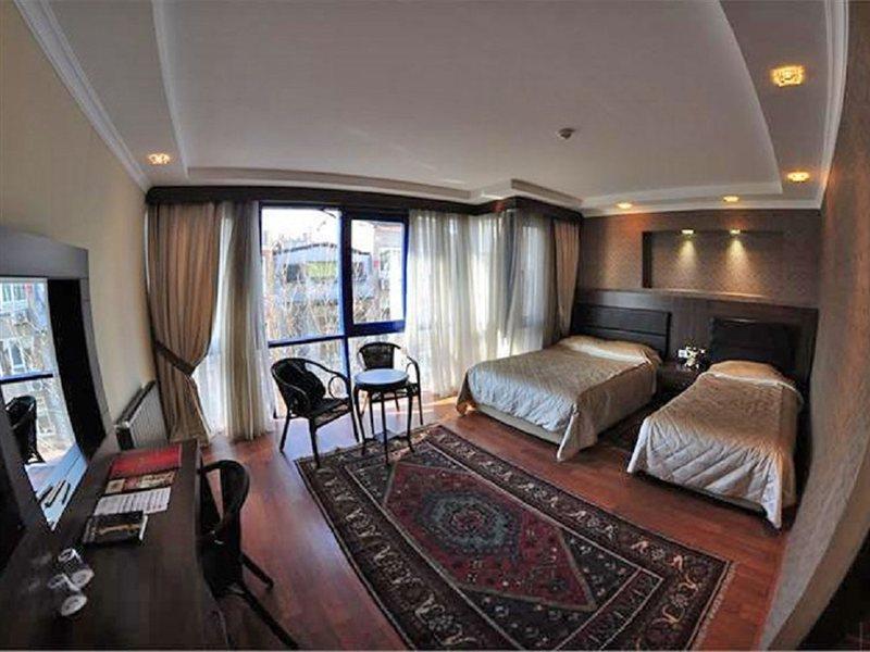 Hotel The 3*