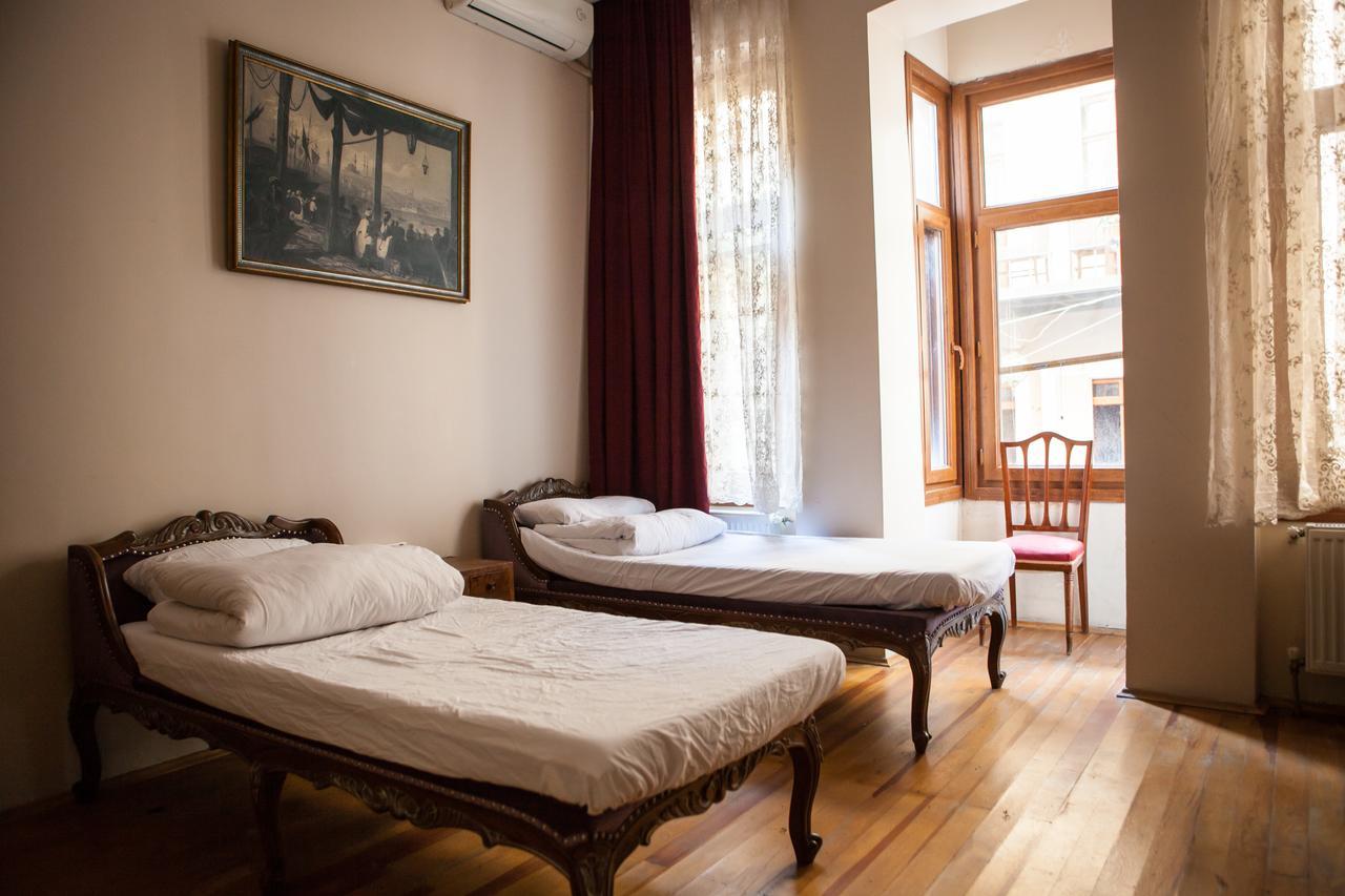 Chambers Of The Boheme Hostel *