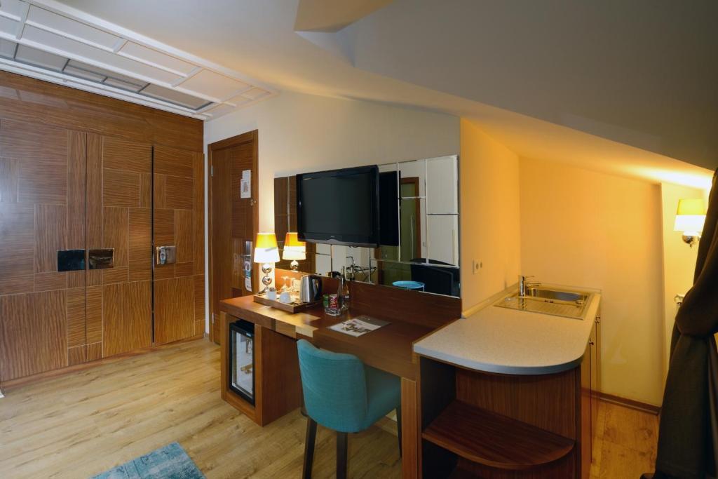 Hotel Collage Pera