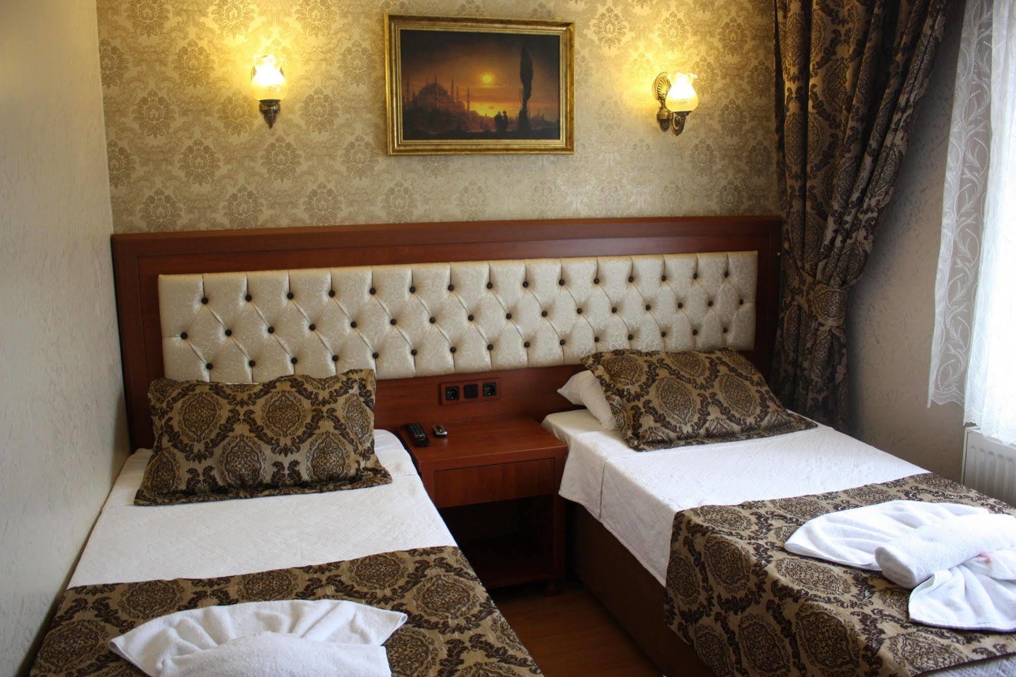 Big Apple Hostel *