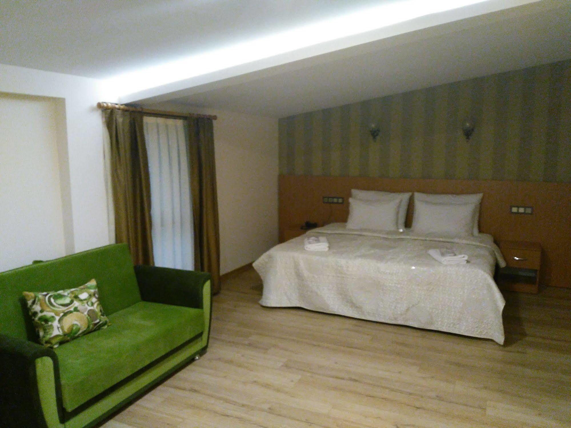 Realist Hotel 3*