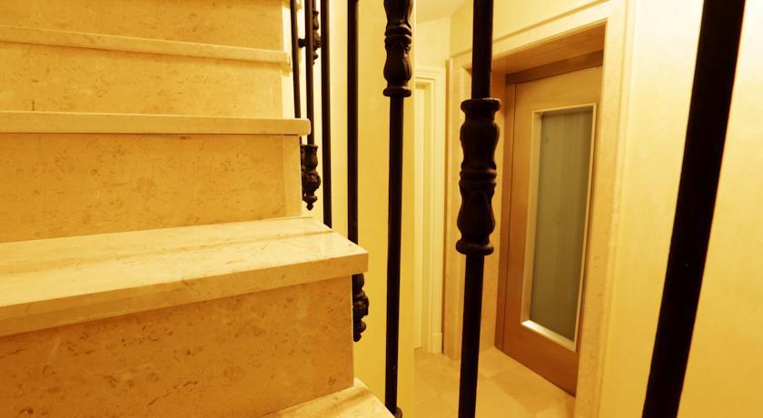 Meroddi Pera Flats