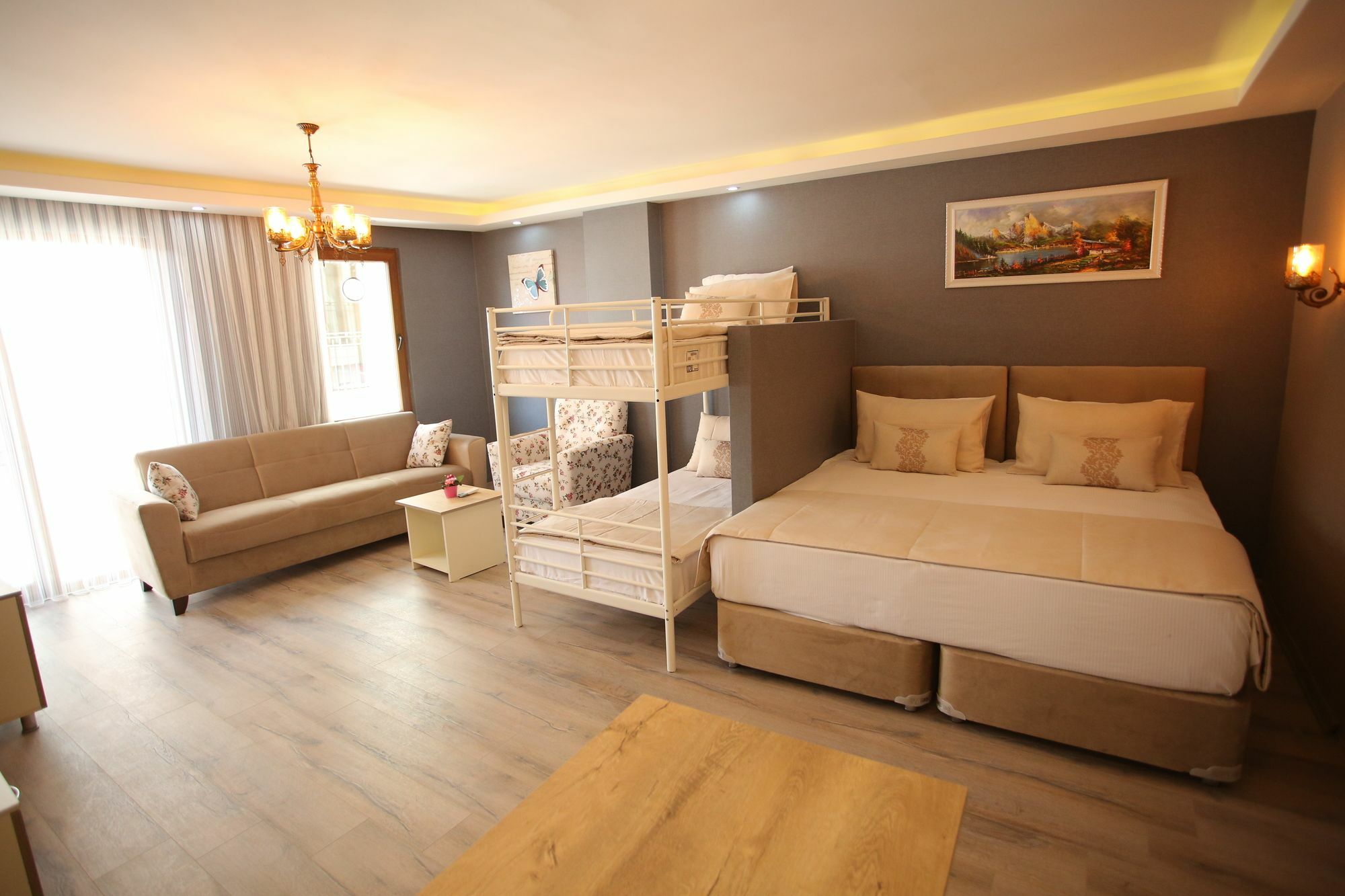 Artist Aparthotel 3*