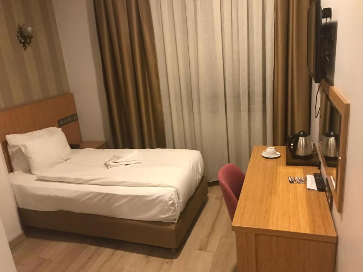 Realist Hotel 3*