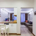 Missafir Exquisite Flat With Backyard And Excellent Location Near Trendy Attractions In Nisantasi, Sisli