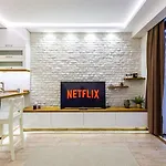 Missafir Exquisite Flat With Backyard And Excellent Location Near Trendy Attractions In Nisantasi, Sisli