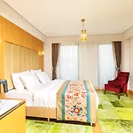 Obelisk Hotel & Suites