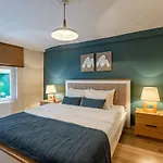 Missafir House With Refreshing Garden In Besiktas