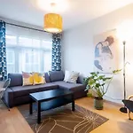 Flat With Balcony Near Bull Statue In Kadikoy