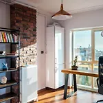 Sleek Flat Near Public Transportation In Maltepe