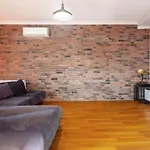 Sleek Flat Near Public Transportation In Maltepe