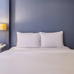 Sleek Flat Near Public Transportation In Maltepe