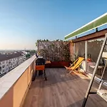 Sleek Flat Near Public Transportation In Maltepe