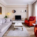 Colorful Modern Flat With City View 5-Min Walk To Istiklal Avenue In Beyoglu