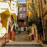 Peaceful And Perfectly Located Apartment In Cihangir