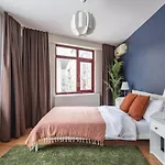 Central Flat With Balcony And Terrace In Sisli