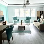 Fully Renovated Modern Apartment