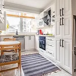 Vibrant Flat With Balcony In Maltepe