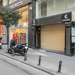 Fully Renovated Modern Apartment