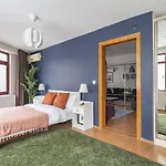 Central Flat With Balcony And Terrace In Sisli
