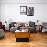 Spacious Flat With Central Location In Beyoglu
