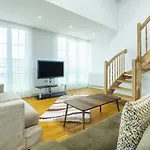 Chic Flat Near Public Transportation In Goztepe