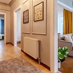 Apartment With Balcony Close To Taksim In Cihangir