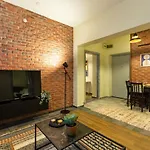 Charming Flat Near Trendy Attractions In Cihangir
