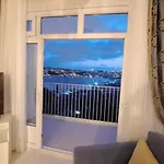 Taksimde Deniz Ve Marti Esliginde Uyanmak