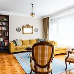 Spacious Flat W Balcony 3 Min To Kadikoy Square